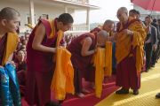 Его Святейшество Далай-ламу встречают в монастыре Дрепунг Гоманг в новом общежитии для монахов из Монголии. Мундгод, Индия. 25 декабря 2014 г. Фото: Тензин Чойджор (офис ЕСДЛ)
