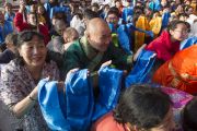 Почитатели приветствуют Его Святейшество Далай-ламу в монастыре Дрепунг Гоманг в новом общежитии для монахов из Монголии и Бурятии. Мундгод, Индия. 25 декабря 2014 г. Фото: Тензин Чойджор (офис ЕСДЛ)