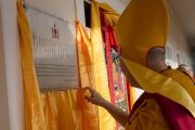 Его Святейшество Далай-лама торжественно открывает новое общежитие для монахов из Монголии и Бурятии, построенное в монастыре Дрепунг Гоманг. Мундгод, Индия. 25 декабря 2014 г. Фото: Тензин Чойджор (офис ЕСДЛ)