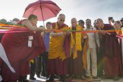 Его Святейшество Далай-лама торжественно перерезает ленточку на открытии нового затворного центра по Ламриму Ело Ринпоче в монастыре Дрепунг Гоманг. Мундгод, Индия. 25 декабря 2014 г. Фото: Тензин Чойджор (офис ЕСДЛ)