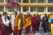 Его Святейшество Далай-лама во дворе нового затворного центра по Ламриу Ело Ринпоче в монастыре Дрепунг Гоманг по завершении торжественной церемонии открытия. Мундгод, Индия. 25 декабря 2014 г. Фото: Тензин Чойджор (офис ЕСДЛ)