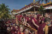 Некоторые из более 25 тысяч слушателей в ожидании выхода Его Святейшество Далай-ламы из храма по окончании третьего дня учений в монастыре Ганден Джангце. Мундгод, Индия. 25 декабря 2014 г. Фото: Тензин Чойджор (офис ЕСДЛ)