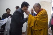 Его Святейшество Далай-лама приветствует министра внутренних дел Индии Кирена Риджиджу в монастыре Ганден Джангце перед началом церемонии, посвященной 55-летию со дня первых учений, дарованных Далай-ламой в Изгнании в Таванге. Мундгод, Индия. 26 декабря 2014 г. Фото: Тензин Чойджор (офис ЕСДЛ)