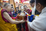 Его Святейшество Далай-лама принимает памятный подарок в честь 55-летия со дня первых учений, дарованных им в изгнании в Таванге. Мундгод, Индия. 26 декабря 2014 г. Фото: Тензин Чойджор (офис ЕСДЛ)