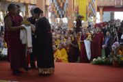 Дагьяб Ринпоче делает заявление во время церемонии подношения Его Святейшеству Далай-ламе молебна о долголетии. Мундгод, Индия. 26 декабря 2014 г. Фото: Тензин Чойджор (офис ЕСДЛ)