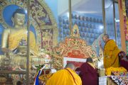 Его Святейшество Далай-лама воздает знаки почтения статуе Будды в монастыре Ганден Джангце утром пятого дня учений по 18 коренным текстам и комментариям традиции Ламрим. Мундгод, Индия. 27 декабря 2014 г. Фото: Тензин Чойджор (офис ЕСДЛ)