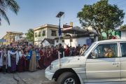 Его Святейшество Далай-лама подъезжает к монастырю Ганден Джангце утром пятого дня учений по 18 коренным текстам и комментариям традиции Ламрим. Мундгод, Индия. 27 декабря 2014 г. Фото: Тензин Чойджор (офис ЕСДЛ)