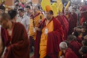Его Святейшество Далай-лама возвращается в зал после обеденного перерыва в пятый день учений по 18 коренным текстам и комментариям традиции Ламрим. Мундгод, Индия. 27 декабря 2014 г. Фото: Тензин Чойджор (офис ЕСДЛ)