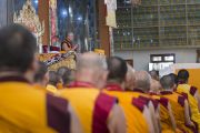 Его Святейшество Далай-лама читает молитвы по окончании пятого дня учений по 18 коренным текстам и комментариям традиции Ламрим. Мундгод, Индия. 27 декабря 2014 г. Фото: Тензин Чойджор (офис ЕСДЛ)