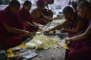 Монахи готовят обед, чтобы накормить более 25 тысяч человек, присутствующих на учениях Его Святейшества Далай-ламы в монастыре Ганден Джангце. Мундгод. Индия. 28 декабря 2014 г. Фото: Тензин Чойджор (офис ЕСДЛ)