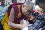 Его Святейшество Далай-лама здоровается с пожилой тибетской женщиной утром в завершающий день учений в монастыре Ганден Джангце. Мундгод. Индия. 28 декабря 2014 г. Фото: Тензин Чойджор (офис ЕСДЛ)