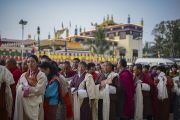 У ворот в монастырь Ганден Джангце в начале завершающего дня учений Его Святейшества Далай-ламы. Мундгод. Индия. 28 декабря 2014 г. Фото: Тензин Чойджор (офис ЕСДЛ)