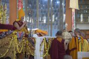 Его Святейшество Далай-лама принимает подношения во время пуджи долгой жизни в монастыре Ганден Джангце. Мундгод. Индия. 28 декабря 2014 г. Фото: Тензин Чойджор (офис ЕСДЛ)
