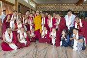 Его Святейшество Далай-лама фотографируется на память с членами оргкомитета учений Джангчуб Ламрим во время обеденного перерыва в завершающий день учений. Мундгод. Индия. 28 декабря 2014 г. Фото: Тензин Чойджор (офис ЕСДЛ)