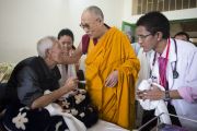 Его Святейшество Далай-лама во время посещения больницы Ганден Джангце. Мундгод. Индия. 28 декабря 2014 г. Фото: Тензин Чойджор (офис ЕСДЛ)