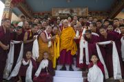 Его Святейшество Далай-лама и монахи монастыря ньингма. Мундгод. Индия. 28 декабря 2014 г. Фото: Тензин Чойджор (офис ЕСДЛ)