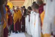 Его Святейшество Далай-ламу встречают в землячестве Дхокханг монастыря Ганден. Мундгод. Индия. 28 декабря 2014 г. Фото: Тензин Чойджор (офис ЕСДЛ)