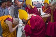 Его Святейшество Далай-лама и Ганден Трипа Ризонг Ринпоче обмениваются приветствиями в монастыре Дрепунг Лачи. Мундгод. Индия. 28 декабря 2014 г. Фото: Тензин Чойджор (офис ЕСДЛ)