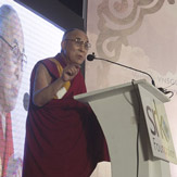 Первый день нового года Далай-лама провел в Гуджарате