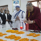 Далай-лама посетил в Калькутте католический орден милосердия, основанный матерью Терезой