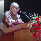 Далай-лама прочел лекцию о гуманистическом подходе к построению мира во всем мире в Калькутте