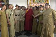 Его Святейшество Далай-лама фотографируется на память с женщинами-полицейскими, работавшими в Мундгоде во время его визита. Мундгод, Индия. 29 декабря 2014 г. Фото: Тензин Чойджор (офис ЕСДЛ)