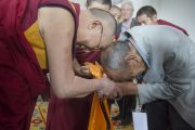 Его Святейшество Далай-лама и Кьонгла Рато Ринпоче обмениваются приветствиями в монастыре Рато. Мундгод, Индия. 29 декабря 2014 г. Фото: Тензин Чойджор (офис ЕСДЛ)