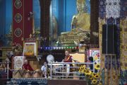 Его Святейшество Далай-лама обращается к монахам монастыря Дрепунг Лоселинг. Мундгод, Индия. 29 декабря 2014 г. Фото: Тензин Чойджор (офис ЕСДЛ)