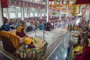 Его Святейшество Далай-лама обращается к монахам в монастыре Дрепунг Гоманг. Мундгод, Индия. 29 декабря 2014 г. Фото: Тензин Чойджор (офис ЕСДЛ)
