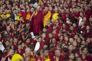 Его Святейшество Далай-лама фотографируется на память с монахами монастыря Дрепунг Лоселинг. Мундгод, Индия. 29 декабря 2014 г. Фото: Тензин Чойджор (офис ЕСДЛ)
