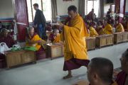 Монах несет сладкий рис - традиционное тибетское подношение - во время визита Его Святейшества Далай-ламы в монастырь Цечен До Нгаг Чойлинг Сакья. Мундгод, Индия. 29 декабря 2014 г. Фото: Тензин Чойджор (офис ЕСДЛ)