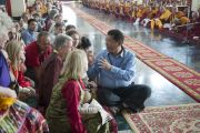 Западные гости слушают перевод на английский во время выступления Его Святейшества Далай-ламы в монастыре Дрепунг Гоманг. Мундгод, Индия. 29 декабря 2014 г. Фото: Тензин Чойджор (офис ЕСДЛ)
