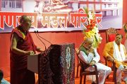 Его Святейшество Далай-лама выступает с лекцией о светской этике в зале "Ганеш Кала Крида". Пуна, штат Махараштра, Индия. 31 декабря 2014 г. Фото: Джереми Рассел (офис ЕСДЛ)