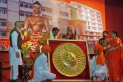 Его Святейшеству Далай-ламе вручают памятный знак по окончании его лекции в зале "Ганеш Кала Крида". Пуна, штат Махараштра, Индия. 31 декабря 2014 г. Фото: Джереми Рассел (офис ЕСДЛ)