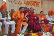 Его Святейшество Далай-лама шутит, выступая с речью перед гостями благотворительной организации "Чанакая Мандал Паривар". Пуна, штат Махараштра, Индия. 31 декабря 2014 г. Фото: Джереми Рассел (офис ЕСДЛ)
