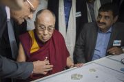 Его Святейшество Далай-ламу знакомят с процессом процесс сортировки алмазов в офисе компании Sree Ramakrishna Exports. Сурат, штат Гуджарат, Индия. 1 января 2015 г. Фото: Тензин Чойджор (офис ЕСДЛ)