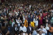 Его Святейшество Далай-лама фотографируется с членами тибетской общины штата Гуджарат. Сурат, штат Гуджарат, Индия. 1 января 2015 г. Фото: Тензин Чойджор (офис ЕСДЛ)