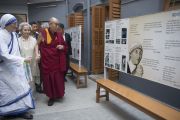 Его Святейшество Далай-лама осматривает выставку в доме матери Терезы. Калькутта, штат Западная Бенгалия, Индия. 12 января 2015 г. Фото: Тензин Чойджор (офис ЕСДЛ)