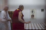 Его Святейшество Далай-лама в комнате матери Терезы в ее доме в Калькутте. Штат Западная Бенгалия, Индия. 12 января 2015 г. Фото: Тензин Чойджор (офис ЕСДЛ)