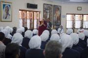 Его Святейшество Далай-лама обращается с речью к сестрам Ордена милосердия и сотрудникам миссии в доме матери Терезы. Калькутта, штат Западная Бенгалия, Индия. 12 января 2015 г. Фото: Тензин Чойджор (офис ЕСДЛ)