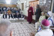 Его Святейшество Далай-лама обращается с речью к сестрам Ордена милосердия и сотрудникам миссии в доме матери Терезы. Калькутта, штат Западная Бенгалия, Индия. 12 января 2015 г. Фото: Тензин Чойджор (офис ЕСДЛ)
