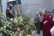 Его Святейшество Далай-лама перед статуей матери Терезы. Калькутта, штат Западная Бенгалия, Индия. 12 января 2015 г. Фото: Тензин Чойджор (офис ЕСДЛ)