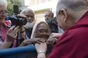 Местные жители и поклонники встречают Его Святейшество Далай-ламу у дома матери Терезы. Калькутта, штат Западная Бенгалия, Индия. 12 января 2015 г. Фото: Тензин Чойджор (офис ЕСДЛ)