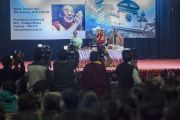 Его Святейшество Далай-лама приглашает слушателей задавать вопросы во время его лекции в Университете президентства. Калькутта, штат Западная Бенгалия, Индия. 13 января 2015 г. Фото: Тензин Чойджор (офис ЕСДЛ)