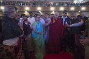 Ректор Университета президентства Анурадха Лохия провожает Его Святейшество Далай-ламу на сцену перед началом его публичной лекции. Калькутта, штат Западная Бенгалия, Индия. 13 января 2015 г. Фото: Тензин Чойджор (офис ЕСДЛ)