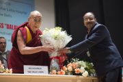 Его Святейшеству Далай-ламе дарят цветы перед началом его лекции в больнице им. Рамманохара Лохии. Дели, Индия. 20 января 2015 г. Фото: Тензин Чойджор (офис ЕСДЛ)