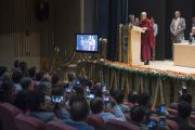 Его Святейшество Далай-лама выступает с лекцией в больнице им. Рамманохара Лохии. Дели, Индия. 20 января 2015 г. Фото: Тензин Чойджор (офис ЕСДЛ)