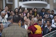 Его Святейшество Далай-лама приветствует своих поклонников, покидая больницу им. Рамманохара Лохии. Дели, Индия. 20 января 2015 г. Фото: Тензин Чойджор (офис ЕСДЛ)