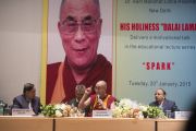 Его Святейшество Далай-лама отвечает на вопросы во время своей лекции в больнице им. Рамманохара Лохии. Дели, Индия. 20 января 2015 г. Фото: Тензин Чойджор (офис ЕСДЛ)