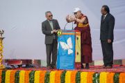 Его Святейшество Далай-лама выступает с лекцией в англо-ведической школе им. Даянанда. Газиабад, штат Уттар-Прадеш, Индия. 27 января 2015 г. Фото: Тензин Чойджор (офис ЕСДЛ)
